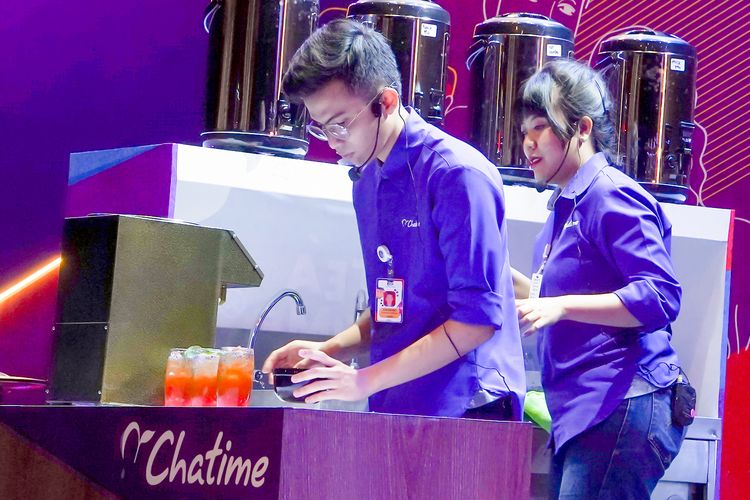 Ariobimo Alfiano dan Tasya Sheva Prafasiwi dari gerai Chatime Jakarta sebagai juara pertama Chatime Indonesia Tea-rista Competition 2023. 