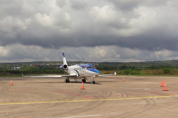 Jet pribadi jenis Gulfstream 100 / N818WB dengan rute Kuala Lumpur Malaysia -Dili Timor Leste, mendarat darurat di Bandara El Tari Kupang, Nusa Tenggara Timur (NTT)