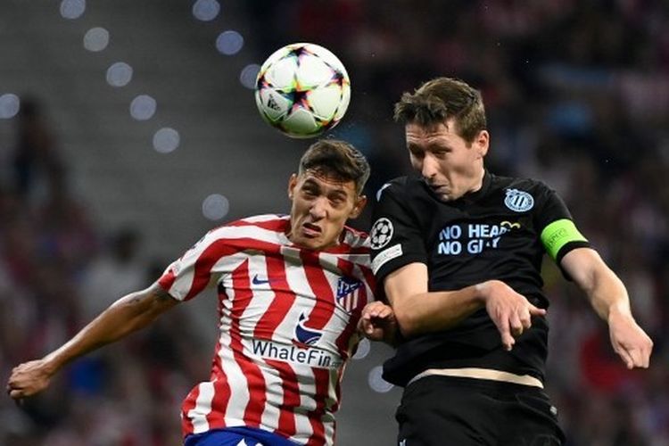 Gelandang Club Brugge, Hans Vanaken, berduel udara dengan pemain Atletico Madrid, Nahuel Molina, pada pertandingan keempat fase grup Liga Champions yang dilangsungkan di Stadion Metropolitano, Rabu (12/10/2022) malam WIB.