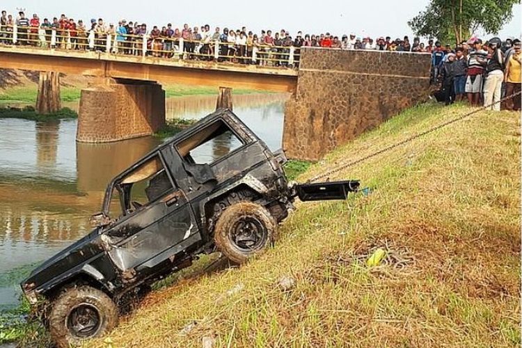 Proses evakuasi mobil Daihatsu Feroza yang tenggelam di Sungai Tarum Timur, Desa Pasirbungur, Purwadadi, Kabupaten Subang.