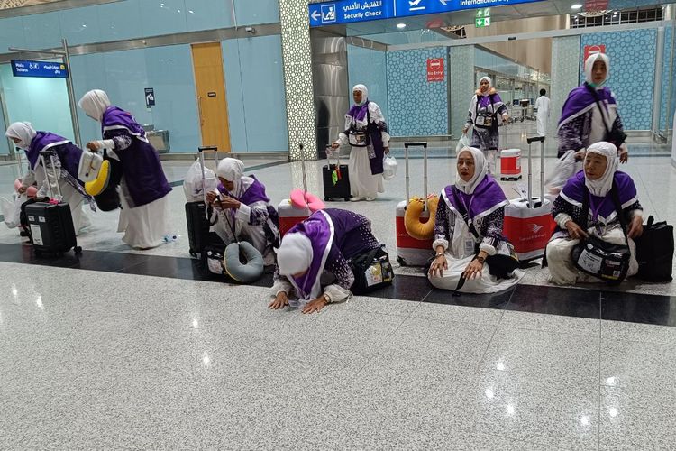 Jemaah haji kloter 5 Embarkasi Makassar (UPG-05) asal Gowa sujud syukur saat tiba di Bandara Amir Muhammad bin Abdul Aziz di Madinah, Kamis (16/5/2024. Pesawat yang membawa jemaah sempat kembali ke bandara karena sayapnya terbakar.