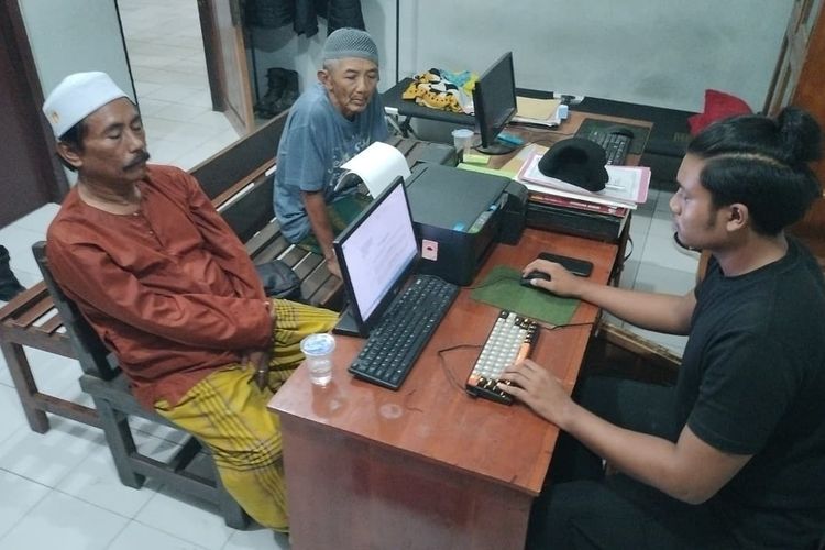 Polisi memeriksa Busahra (coklat) terkait dugaan pemerasan dan penyanderaan bus pariwisata di Wisata Bangsring Underwater Banyuwangi. 