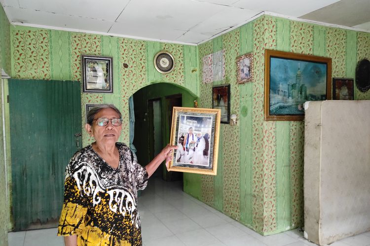 Taslimah warga Dukuh Norowito, Desa Ketanjung, Kecamatan Karanganyar menunjukkan foto anaknya yang sudah pisah rumah, Rabu (28/2/2024). (KOMPAS.COM/NUR ZAIDI)