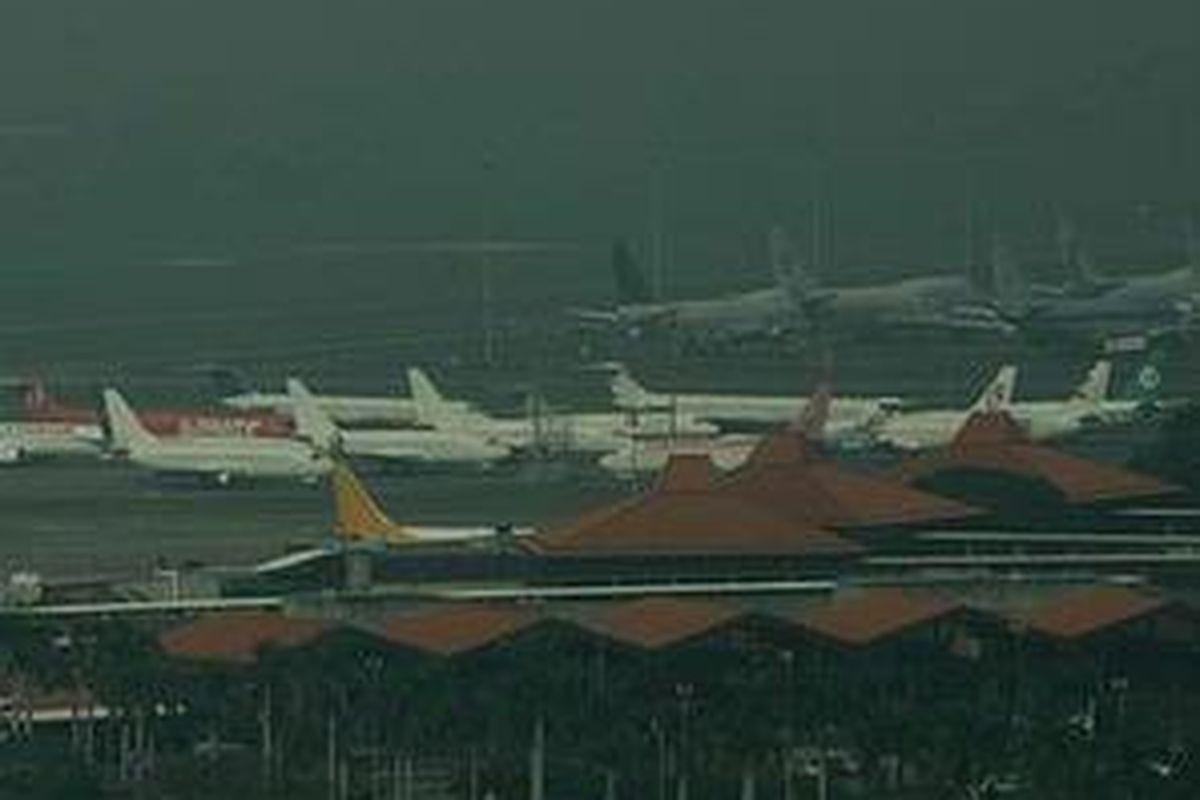 Pesawat milik beberapa maskapai penerbangan parkir menunggu jadwal penerbangan di Bandara Soekarno-Hatta