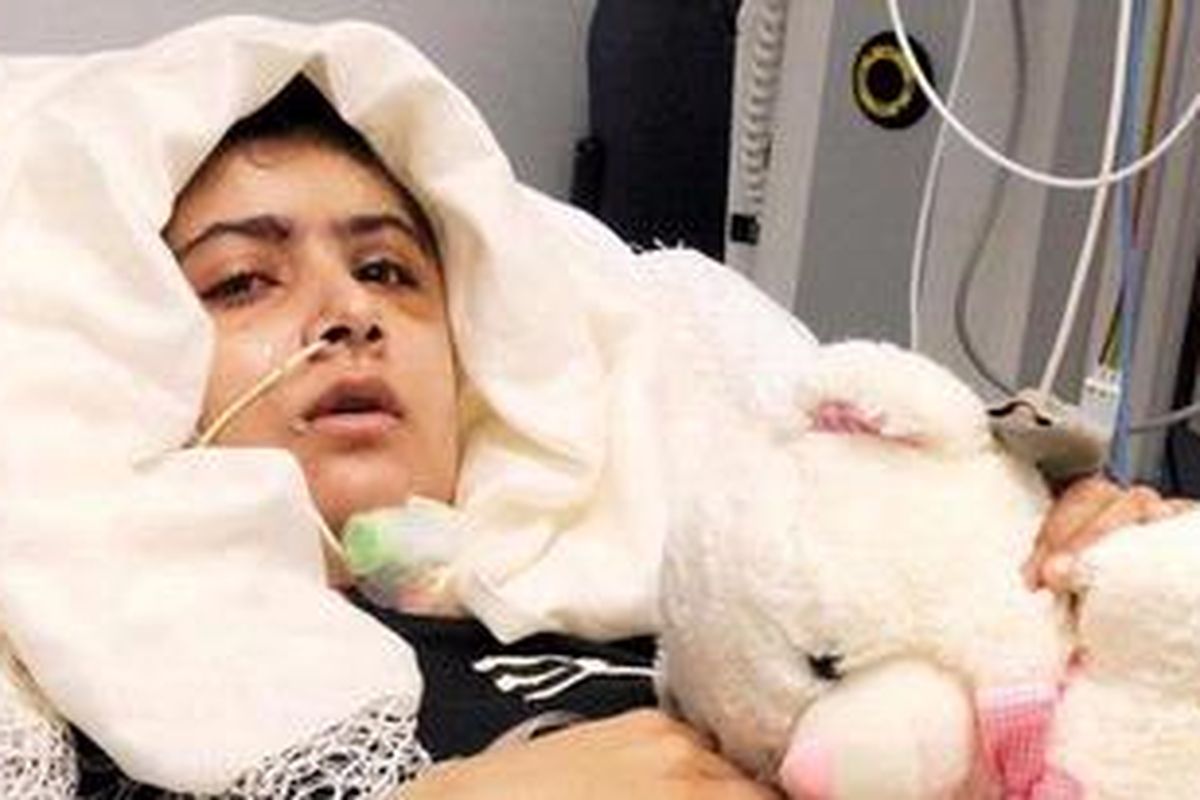 Foto yang dirilis RS Queen Elizabeth Birmingham, Inggris, Jumat (19/10/2012), menunjukkan Malala Yousufzai sudah sadar. Menurut tim dokter yang merawatnya, Malala sudah bisa berdiri dan berkomunikasi dengan tulisan, sebab dia belum bisa berbicara karena alat bantu penapasan yang dipasang di tenggorokannya. 