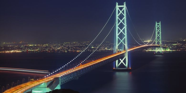 Jembatan gantung Akashi Kaikyo malam hari