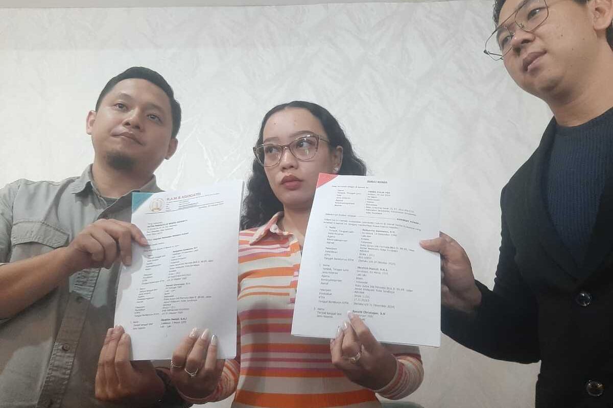Yiska Yulia Tea, istri mendiang William Adolf Refly, personil band  korban keracunan miras menggugat pihak Bar Cruz Lounge dan Hotel Vasa Surabaya pada Rabu (3/3/2024).