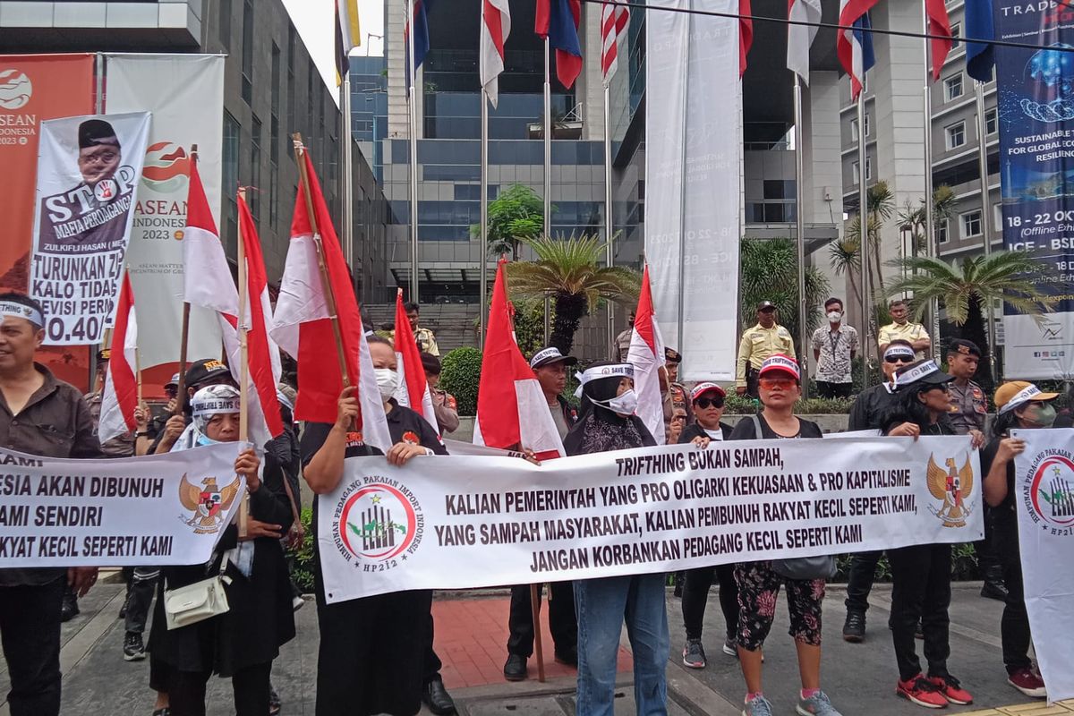 Himpunan Pedagang Pakaian Impor Indonesia (HPPII) bersama pedagang baju bekas impor (thrifting) demo di depan Kantor Kementerian Perdagangan, Selasa (6/6/2023). 