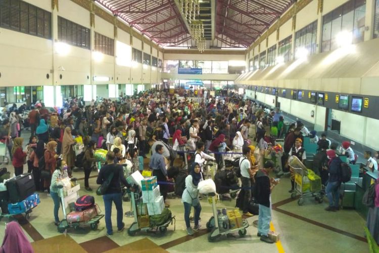 Penumpang pesawat antre chek in di terminal domestik Bandara Internasional Juanda Surabaya