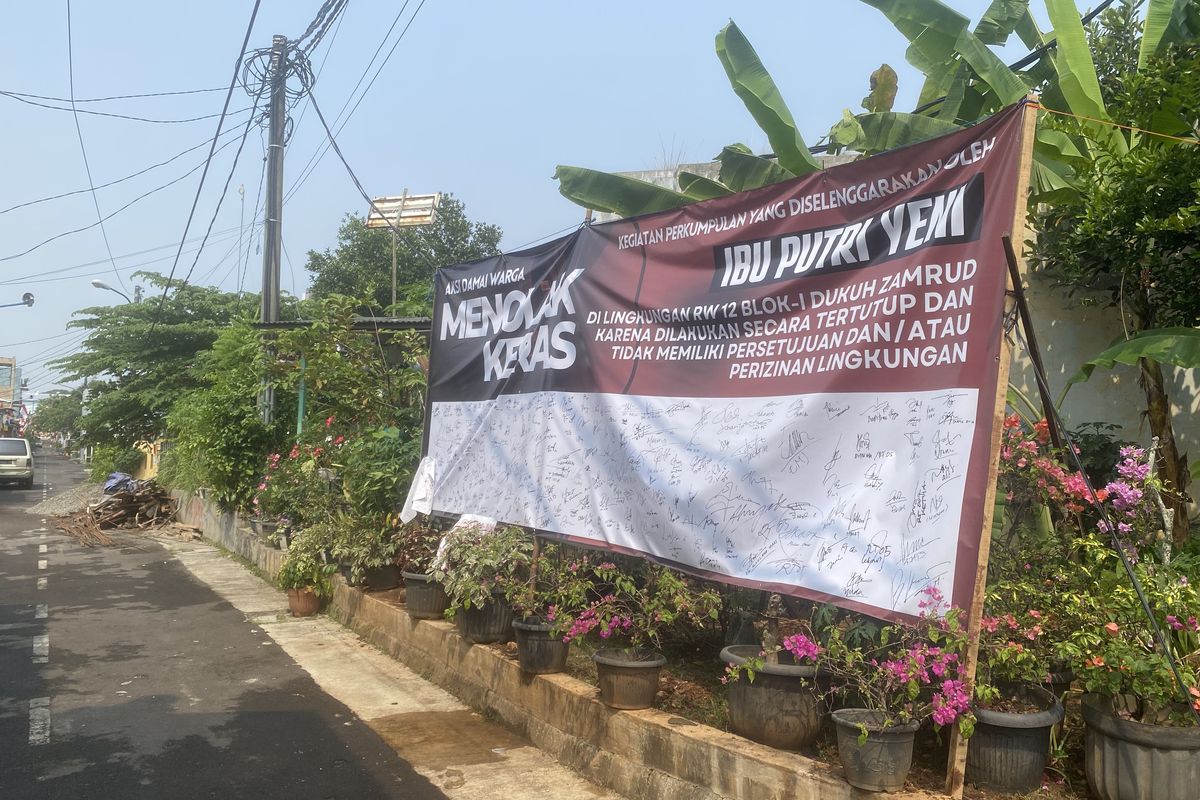 Warga perumahan di Dukuh Zamrud, Kelurahan Cimuning, Kecamatan Mustikajaya, Kota Bekasi, resah dengan aktivitas keagamaan tak berizin di sebuah rumah warga.