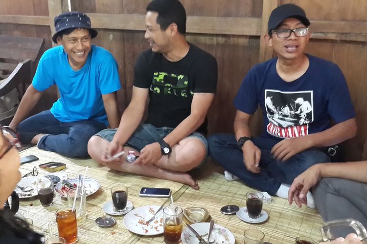  Penggemar makanan khas Jawa bisa mendapati makanan yang sesuai selera di Warung Kopi Klotok, Sleman. Kamis (10/8/2017), penyanyi Agustinus Gusti Nugroho atau Nugie menikmati makan siang di tempat itu bersama teman-temannya.