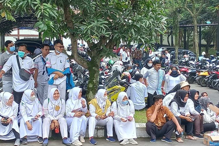 Foto-foto: Ribuan tenaga kesehatan (nakes) honorer Pemerintah Kota Tasikmalaya, berunjukrasa menuntut diangkat PPPK otomatis karena masa pengabdiannya sudah belasan sampai puluhan tahun melayani kesehatan jutaan masyarakat di Kantor DPRD Kota Tasikmalaya, Kamis (28/7/2022).