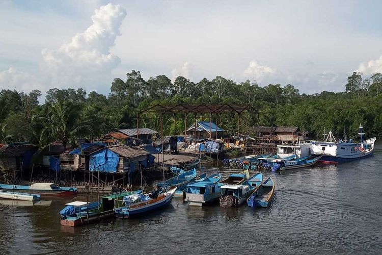 Pelabuhan rakyat yang berada di Kampung Poumako, Distrik Timika Timur, Kabupaten Mimika, Papua.