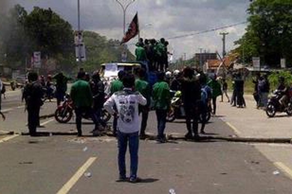 Mahasiswa dari Universitas Muslim Indonesia dan Universitas 45 Makassar memblokir Jalan Urip Sumoharjo, Makassar, Selasa (27/3/2012).