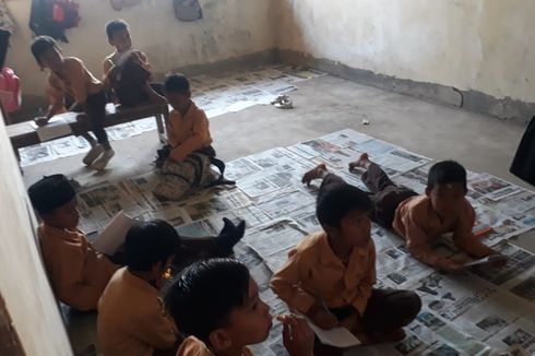 Sekolah Roboh, Siswa Belajar Beralas Koran