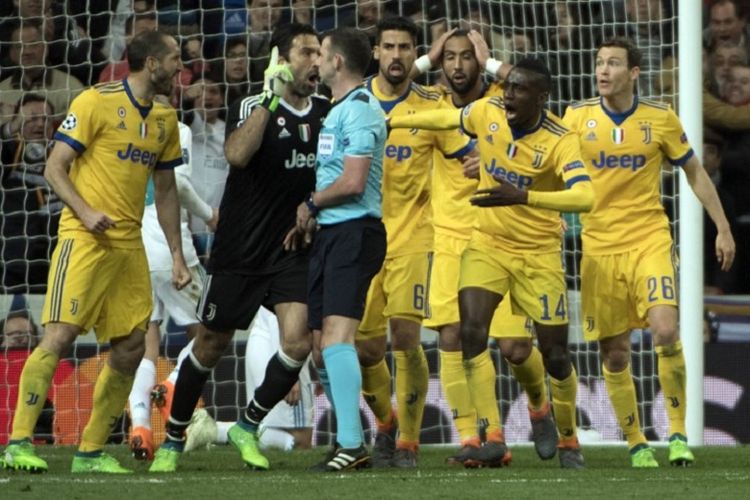 Gianluigi Buffon dan sejumlah pemain Juventus melakukan protes kepada wasit Michael Oliver akan putusan penalti untuk Real Madrid pada laga perempat final Liga Champions di Stadion Santiago Bernabeu, Rabu (11/4/2018). 