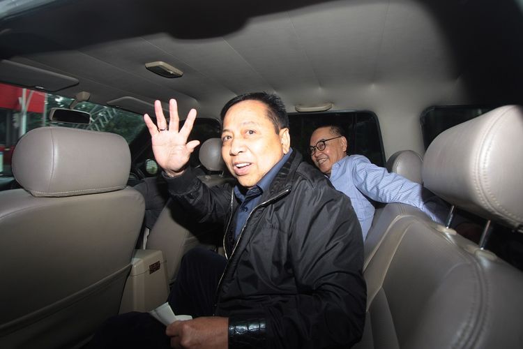 Terpidana kasus korupsi proyek KTP elektronik, Setya Novanto (tengah) berada dalam mobil tahanan usai menjalani pemeriksaan di gedung KPK, Jakarta, Selasa (14/5/2019). Setya Novanto menjalani pemeriksaan sebagai saksi untuk tersangka mantan Dirut PLN Sofyan Basir terkait kasus dugaan korupsi kesepakatan kontrak kerja sama pembangunan PLTU Riau-1.  ANTARA FOTO/Reno Esnir/aww.