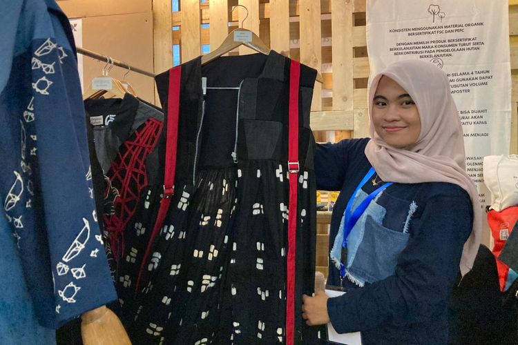 Produk fesyen dari jenama lokal asal Banyuwangi bernama Organic Culture. Mereka memanfaatkan sumber daya alam di kawasan, serta limbah plastik dan kain perca dari pesisir pantai yang dikumpulkan setiap kegiatan pembersihan pantai tahunan.