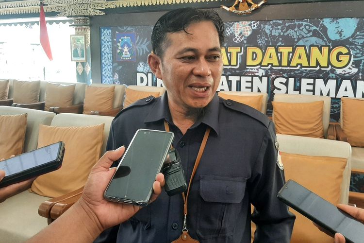 Ketua Bawaslu Sleman, Arjuna Al Ichsan Siregar saat menemui wartawan di Pemkab Sleman, Selasa (5/12/2023).