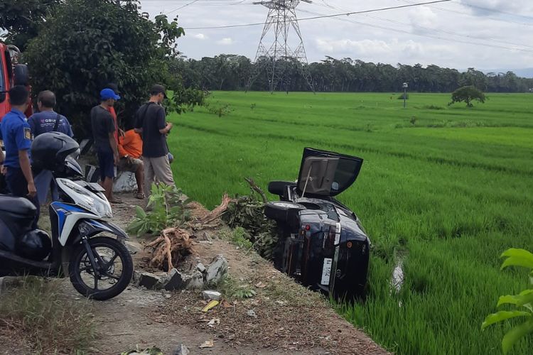 Mobil Fortuner yang terjun ke sawah di Purworejo, Jawa Tengah, Sabtu (14/1/2023). Satu orang dilaporkan tewas dalam kecelakaan ini.