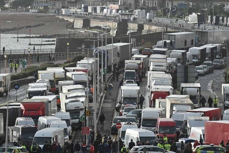 Prancis dan Inggris membuka kembali perjalanan lintas-saluran pada Rabu (23/12/2020), tetapi London memperingatkan butuh waktu berhari-hari bagi ribuan truk yang diblokir di sekitar pelabuhan Dover untuk bergerak.