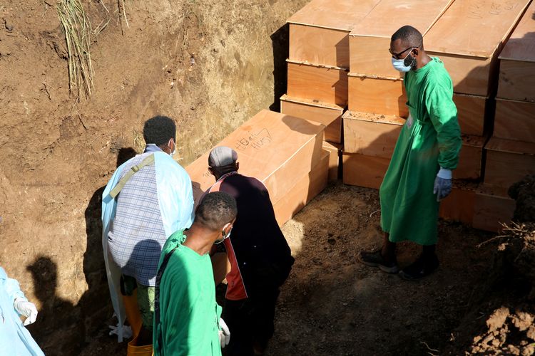 Proses pemakaman massal pasien Covid-19 yang terjadi di Papua Nugini, Rabu (8/12/2021). Ini merupakan pemakaman massal korban virus corona yang pertama kali dilakukan oleh pemerintah Papua Nugini. Ada Sebanyak 54 jenazah korban Covid-19 dimakamkan di Pemakaman 9 Mile di Port Moresby.