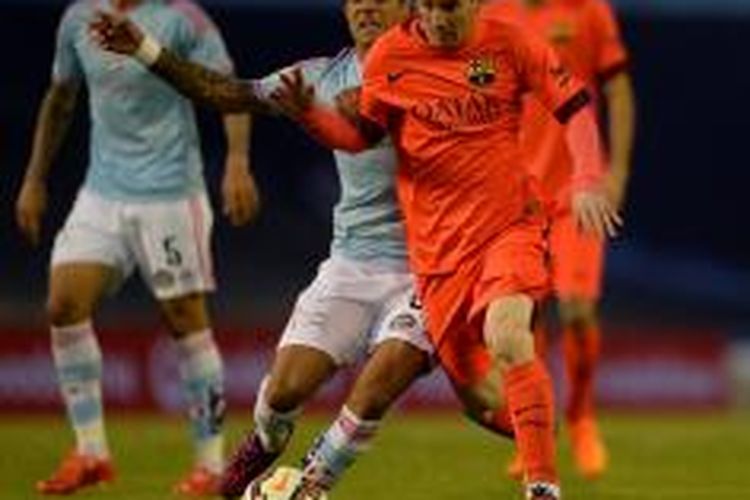 Lionel Messi (kanan) gagal mencetak gol saat Barcelona bertandang ke markas Celta Vigo, Minggu (6/4/2015) dini hari.