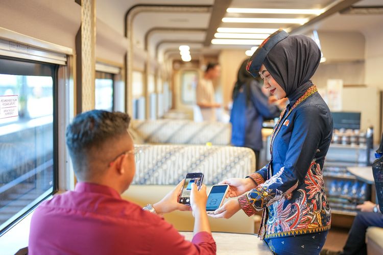 Ilustrasi pramugari kereta api, KAI Services. Lowongan kerja KAI Services. Loker KAI Services 2026