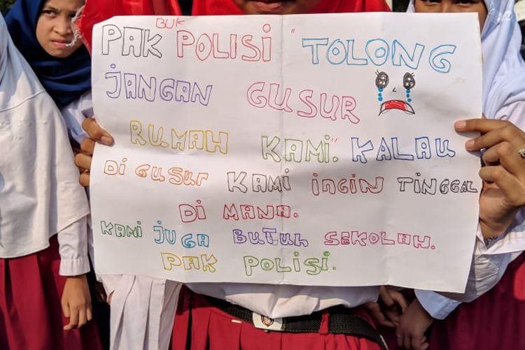Syifa, warga Kampung Bulak rela bolos sekolah untuk menolak penggusuran di Kampung Bulak, Depok, Jawa Barat, Senin (11/11/2019).