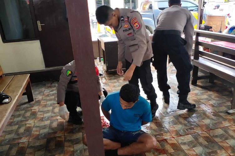 Seorang pria yang sednag mabuk ditangkap polisi setelah mencoba membawa kabur senjata api organik di pos pengamanana Natal dan tahun Baru di kawasan Tugu Trikora Ambon, Jumat (24/12/2021)