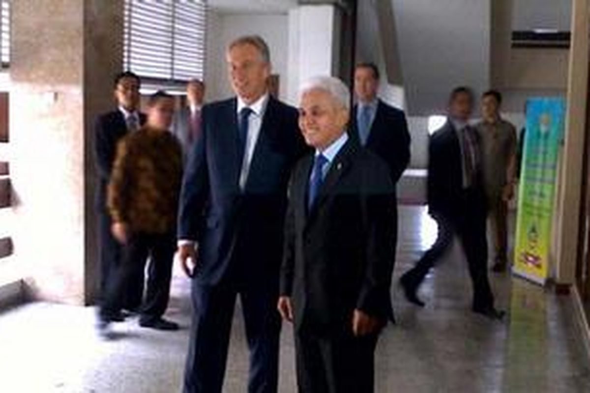 Mantan Perdana Menteri Inggris, Tony Blair, melakukan pertemuan singkat dengan Menko Bidang Perekonomian, Hatta Radjasa, di Jakarta, Selasa (23/8/2011).