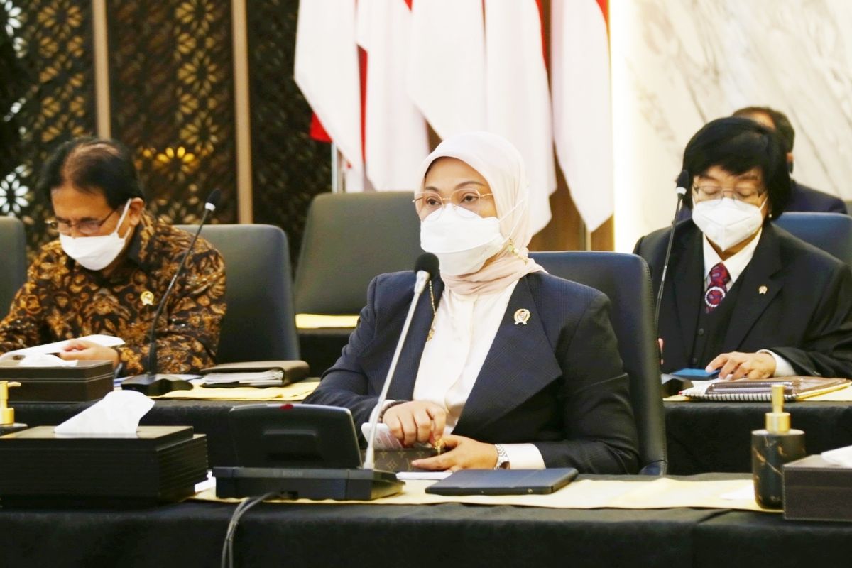 Menteri Ketenagakerjaan (Menaker) Ida Fauziyah dalam siaran Pers Biro Humas di Jakarta, Kamis (1/7/2021), meminta seluruh pihak menghormati putusan Mahkamah Konstitusi (MK) yang menolak gugatan Konfederasi Serikat Buruh Sejahtera Indonesia ((K)SBSI) tentang Uji Materiil Undang-Undang (UU) Cipta Kerja.