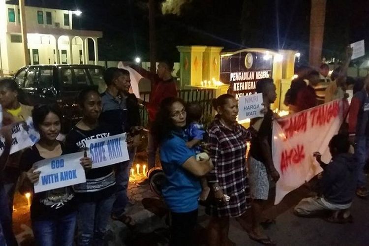 Warga Kota Kefamenanu menggelar aksi bakar lilin sambil membawa spanduk dan kain putih sebagai dukungan untuk Ahok di depan Kantor Pengadilan Negeri Kefamenanu, Kabupaten Timor Tengah Utara, Nusa Tenggara Timur (NTT), Kamis (11/5/2017) malam
