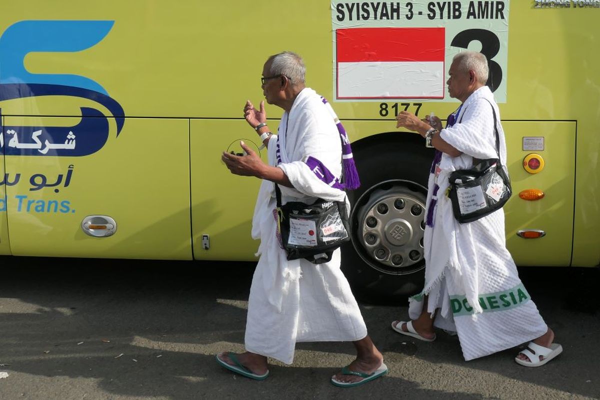 Jamaah calon haji Indonesia bersiap menaiki bus Shalawat seusai beribadah di Terminal Syib Amir, Makkah, Arab Saudi, Kamis (23/5/2024). Pemerintah Indonesia pada musim haji 1445/ 2024 M menyiapkan total 450 bus Shalawat di Makkah yang melayani jamaah dari titik akomodasi atau pemondokan menuju terminal Syib Amir dan Jiad di kawasan Masjidil Haram, dengan 76 halte, dan 22 rute. ANTARA FOTO/Sigid Kurniawan/aww.
