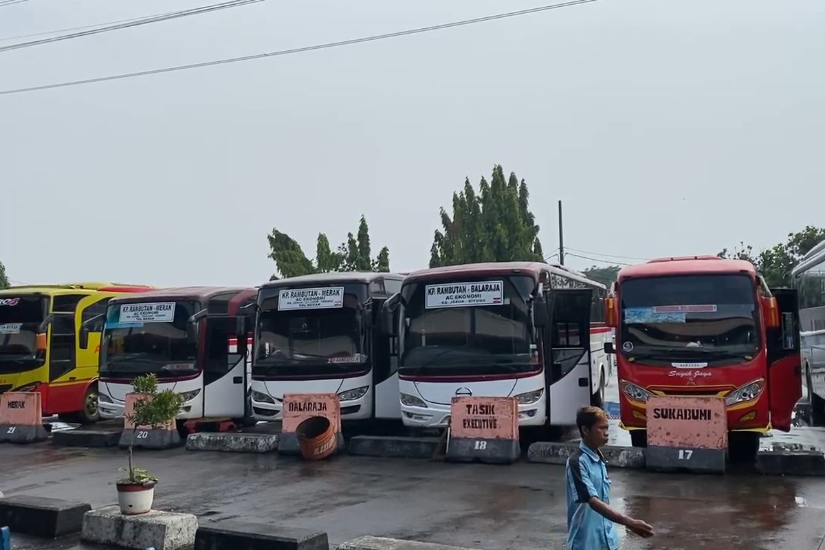 Sejumlah bus tengah terparkir di Terminal Kampung Rambutan, Rambutan, Ciracas, Jakarta Timur, Senin (1/4/2024).