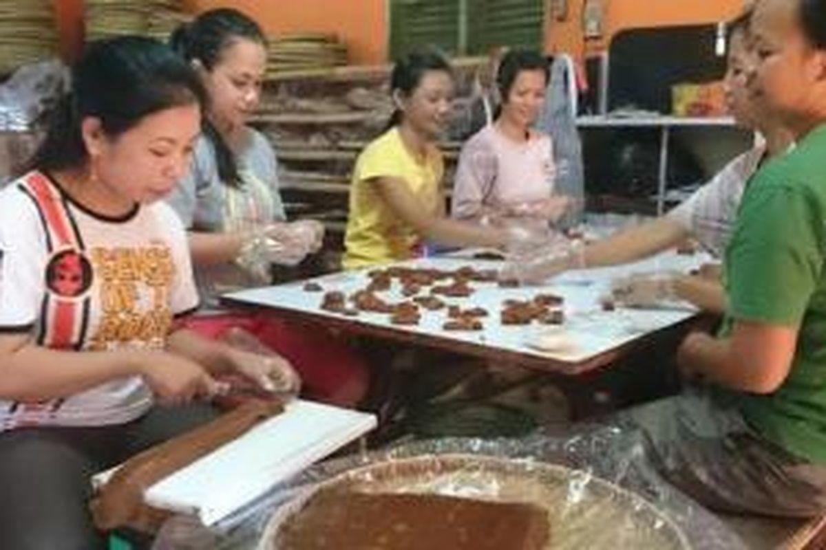 Momentum lebaran membawa berkah tersendiri bagi para produsen oleh-oleh khas Banyumas. Termasuk produsen Jenang Asli Ketan (Jaket) Banyumas. 

 