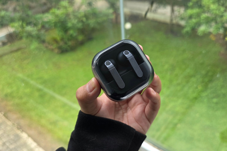 Casing Galaxy Buds 4 Pro mengusung desain ringkas dengan penutup transparan, memudahkan pengguna melihat posisi earbuds saat disimpan.
