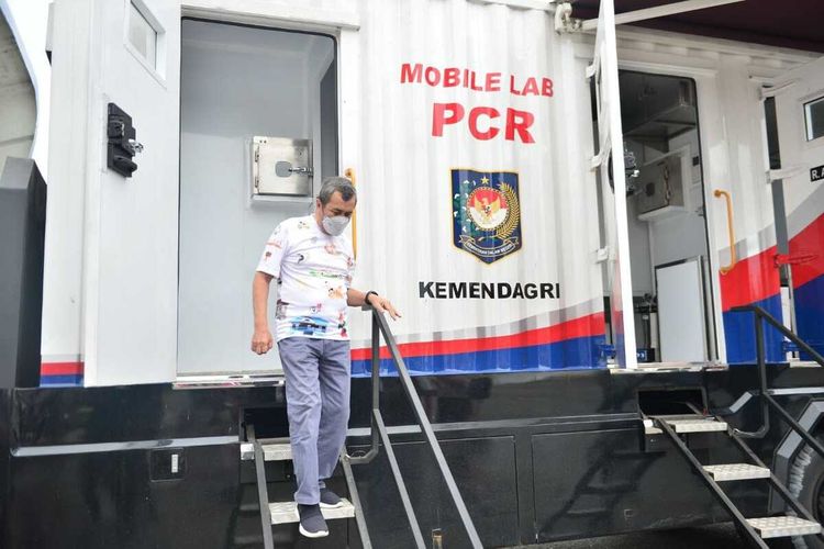 Pemerintah Provinsi Riau menerima bantuan mobil Laboratorium Polymerase Chain Reaction Test (PCR) Covid-19 dari Kementerian Dalam Negeri (Kemendagri), Sabtu (4/12/2021).