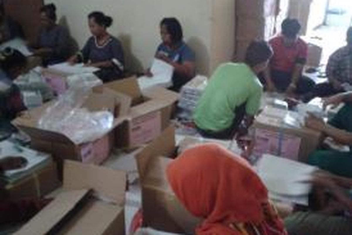 Sebanyak 15 pelipat surat suara di KPU Kota Tangerang sibuk melipat 40.000 surat suara kiriman pengganti surat suara yang rusak di Kota Tangerang,Selasa (8/4/2014). 