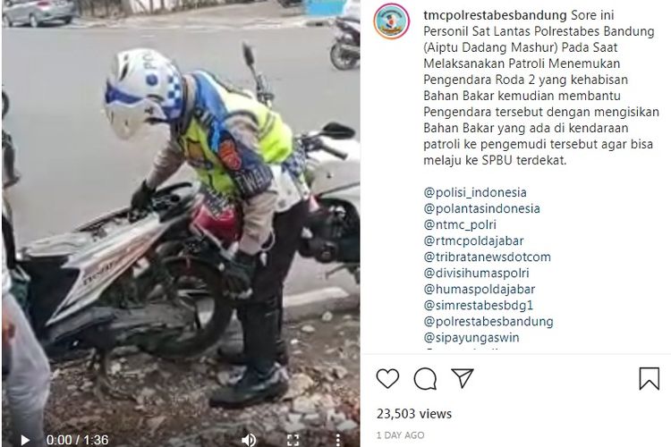 Viral di media sosial video polisi lalu lintas di Bandung bagikan bensinnya ke motor pasutri lansia yang mogok. Aksi terpuji polisi yang 30 tahun mengabdi sebagai polisi lalu lintas ini menuai pujian warganet. 