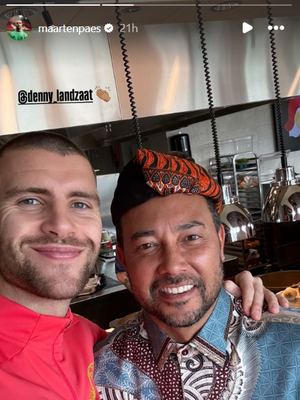 Maarten Paes, penjaga gawang Ajax Amsterdam, dan Denny Landzaat, asisten pelatih Ajax Amsterdam, saat menghadiri jamuan makan klub.