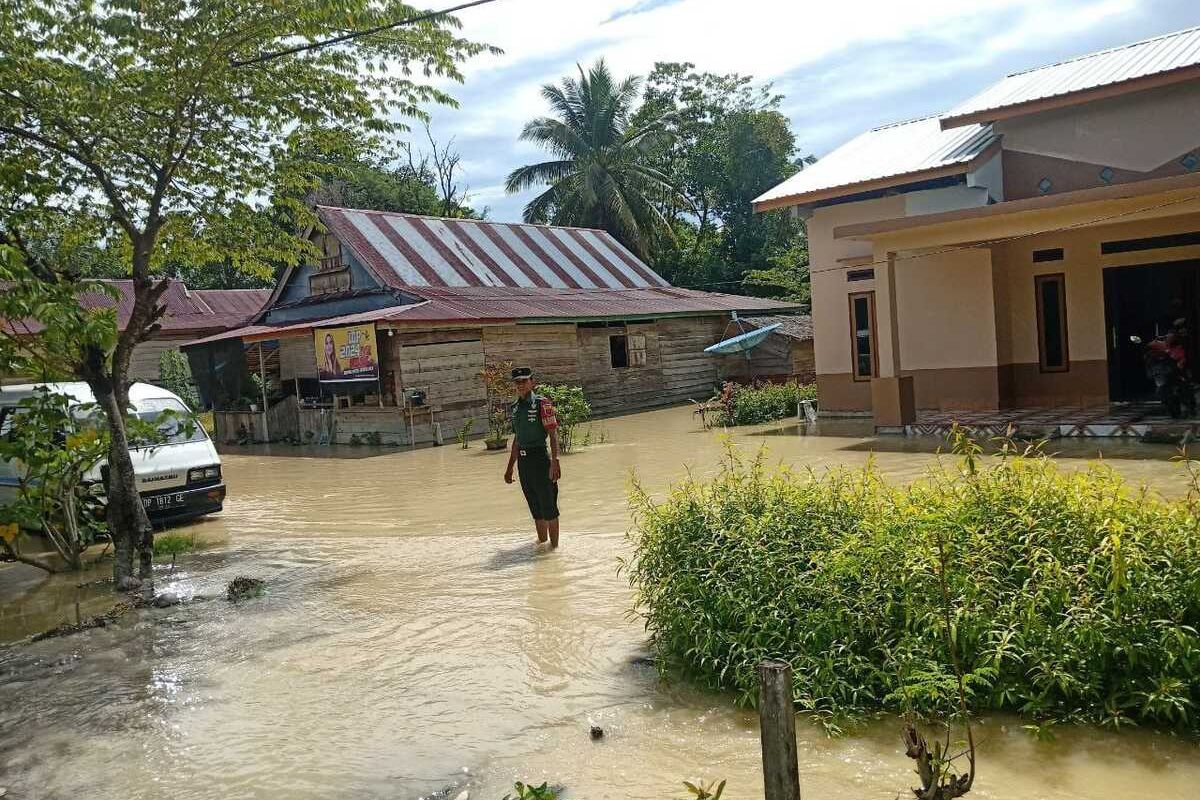 Banjir merendam Kecamatan sabbang Selatan dan Baebunta Selatan, Luwu Utara, Sulwesi Selatan, akibat meluapnya Sungai Rongkong setelah diguyur hujan dras, Senin (27/5/2024)