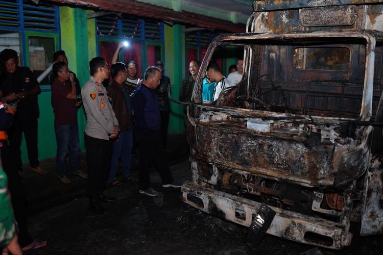 Pj Bupati Muba Apriyadi saat meninjau langsung lokasi terbakarnya truk pengangkut minyak ilegal yang terbakar di di Desa Bailangu Timur, Sekayu, Musi Banyuasin (Muba), Sumatera Selatan.