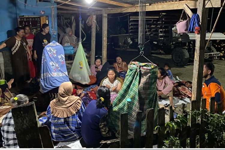 MENGUNGSI: Sejumlah warga mengungsi di halaman depan rumah mereka masing-masing setelah terjadi gempabumi M 6.3 di wilayah Kabupaten Donggala, Sulawesi Tengah, Sabtu (9/9/2023). 