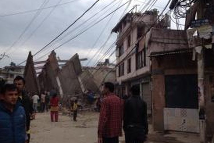 Terlihat Jalan di Ibukota Nepal, Kathmandu tertutup olejh bangunan yang runtuh menyusul gempa berkekuatan 7,9 yang menggoyang negeri Asia Selatan itu
