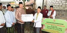 Usai Shalat Id di Mantup, Bupati Lamongan Serahkan Sapi Kurban Presiden Seberat 1,1 Ton