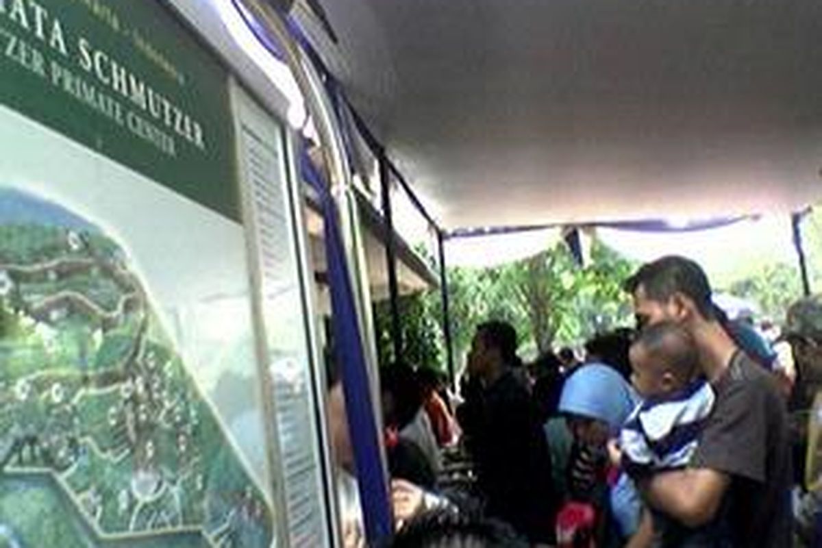 Antrean pengunjung di Pusat Primata Schmutzer, Kamis (2/10).