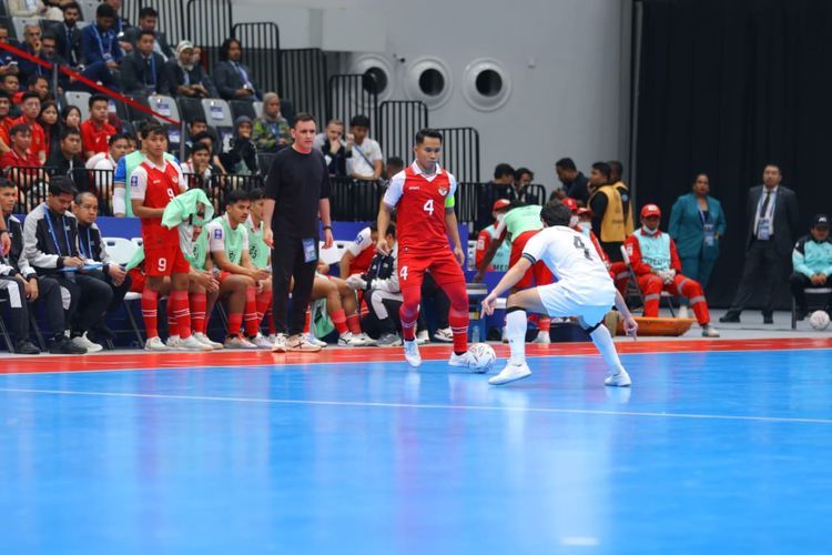 Aksi Mochammad Iqbal dalam laga Grup A Piala Asia Futsal 2026 Timnas Futsal Indonesia vs Irak di Indonesia Arena, Jakarta, 31 Januari 2026.