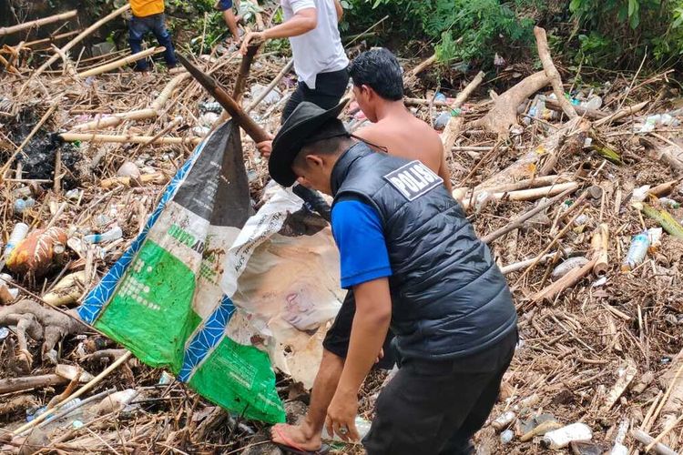 Suasana evakuasi dan pembersihan sampah sisa banjir di Kecamatan Sekotong Lombok Barat, Selasa. (5/12/2023).