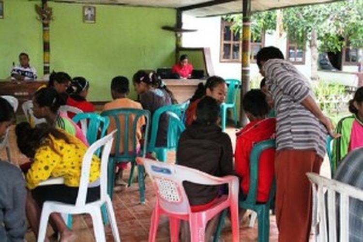 Anggota DPRD Timor Tengah Utara (TTU) mengadakan pertemuan dengan kelompok warga eks Timor Timur di Desa Napan, Kecamatan Bikomi Utara, TTU, Nusa Tenggara Timur, Minggu (24/6/2013).